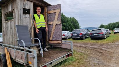Bild: Tobias Gräf
Der ergiebige Regen der vergangenen Tage hat Auswirkungen auf das Annabergfest: Die Parkplätze rund um die Wallfahrtskirche versumpfen, Autos stehen im Dreck und kommen ins Rutschen. Doch Parkplatzwächter und Fahrer nehmen es meist mit Humor.