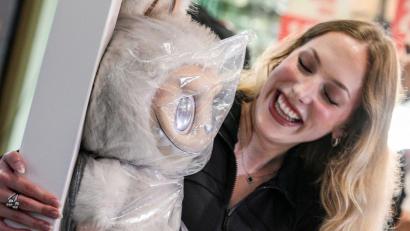 Bild: Jens Kalaene/dpa
Cynthia Schlater stand laut eigenen Angaben 14 Stunden lang in der Warteschlange.