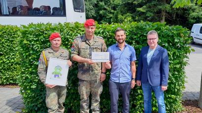 Bild:  Markus Kindsgrab, Stadt Windischeschenbach
Batteriefeldwebel Oberstabsfeldwebel Mario, Batteriechef Major Christian, Einrichtungsleiter Peter Wasel und CSU-Stadtratsmitglied Heinz Uhl (von links) bei der Übergabe der Spende.