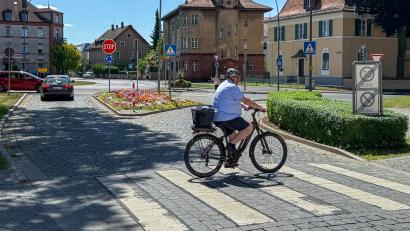 Bild: Stephan Huber
Autofahrer, Radfahrer und auch Fußgänger kommen aus allen Richtungen beim großen Amberger Kreisel zusammen. Könnte eine Umgestaltung des Kreisverkehrs am „Nabburger Torplatz" eine Verbesserung für alle Verkehrsteilnehmer bewirken? Oder sind die Planungen dafür raugeschmissenes Geld? Im Hauptausschuss wurde darüber diskutiert.
