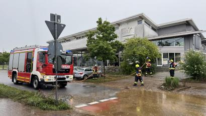 Bild: Heike Unger
Nachdem ein Radlader den dicksten Dreck weggeschaufelt hatte, säuberte die Feuerwehr mithilfe von Schläuchen die verschlammte Sebastian-Kneipp-Straße beim Medifit in Kümmersbruck.