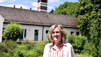 Bild: ubb
Pfarrerin Dr. Stefanie Schön vor dem Kirchturm der Evangelischen Erlöserkirche in Tirschenreuth. Sie hört als Gemeindepfarrerin auf und geht in den Schuldienst.