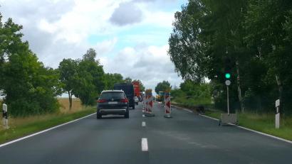 Bild: lnz
Die Bundesstraße 299 ist ab 1. August zwischen Steinmühle und der Abzweigung bei Pechofen gesperrt. Aktuell laufen Vorbereitungsarbeiten, weshalb der Verkehr stellenweise nur auf einer Spur fließen kann, wie hier auf Höhe der Deponie Steinmühle.