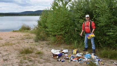 Bild: rgr
Gerd Fenzl sammelt schon seit rund fünf Jahren den Müll. Bei der Seenlandschaft Josephstal-Gmünd liegt besonders viel herum.