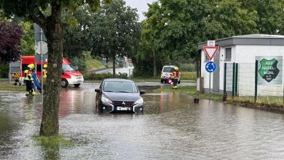 Bild: Hubert Blödt
Hier waren die Folgen des Starkregens am gravierendsten: Der Kreisverkehr zwischen Medifit und dem Sportgelände des ASV Haselmühl in Kümmersbruck stand am frühen Freitagabend bis zu 30 Zentimeter unter Wasser.