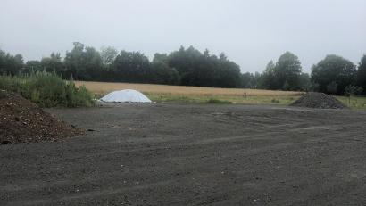 Bild: sei
Auf dem Acker hinter dem neuen Festplatz wird das Mischgebiet Hüttener Straße erweitert. Den Auftrag für Planungsleistungen und Bauleitplanung erhält die Firma Blank & Partner aus Pfreimd.