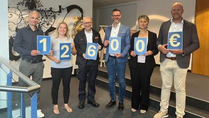 Bild: jma
Die Raiffeisenbank Auerbach-Freihung eG unterstützt gemeinsam mit der DZ Bank den Arbeiter-Samariter-Bund: Markus Lehnert, Corinna Speckner, Roland Löb, Michael Sommer, Stefanie Henfling und Michael Liedl (von links) freuen sich über die Spende.