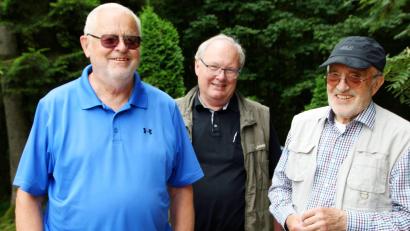 Bild: wg
Die Sprecher der Interessengemeinschaft Lohhäuser, Professor Karl Schneider (rechts) und Peter Zwerenz (Mitte), freuen sich zusammen mit dem langjährigen tschechischen Freund Josef Peterik auf viele Besucher.