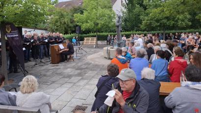Bild: ise
Singen am Dorfplatz, Nummer zwei. Die Resonanz auf die Veranstaltung war riesig.
