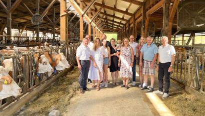 Bild: Daniela Summer/Büro Tobias Reiß /exb
Landrat Roland Grillmeier (rechts) und Landtagsvizepräsident Tobias Reiß (links) zusammen mit Familie Wegmann, Eli Eibisch (Kreisobmann Bauernverband Tirschenreuth) und Bürgermeister Hubert Kraus (Zweiter von links).