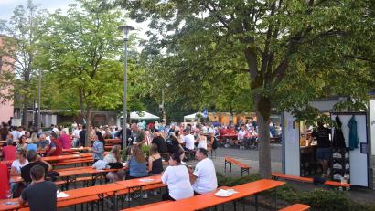 Bild: Katja Busch
Der Parkplatz vor der Mehrzweckhalle wurde zum gut besuchten Biergarten.