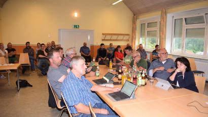 Bild: bnr
Wegen der großen Zahl an interessierten Zuhörern wird die Sitzung des Gemeinderates Trausnitz in das Pfarrheim verlegt.