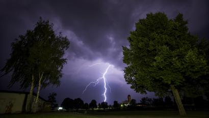 Symbolbild: Rene Ruprecht/dpa
Der Deutsche Wetterdienst warnt vor einem schweren Gewitter unter anderem im Kreis Tirschenreuth.