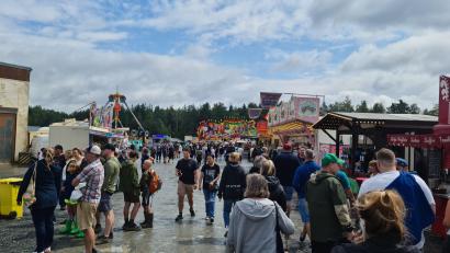 Archivbild: sne
Das Deutsch-Amerikanische Volksfest hat 2024 immer wieder mit dem Regen zu kämpfen. Der Stimmung tut es keinen Abbruch.