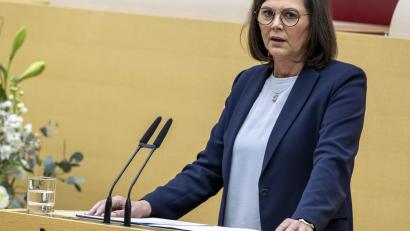 Archivbild: Peter Kneffel/dpa
Ilse Aigner, Präsidentin des Bayerischen Landtags, greift bei der letzten Sitzung des Landtags vor der Sommerpause durch. Sie entzieht AfD-Fraktionschefin Katrin Ebner-Steiner das Wort. Es könnte sein, dass eine versöhnliche Tradition mit diesem Eklat zu Ende gegangen ist.