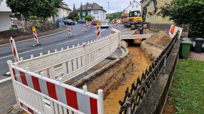 Bild: Tobias Gräf
Die FBG (Fränkische Baugesellschaft) hat an mehreren Stellen in Sulzbach-Rosenberg Straßen und Gehwege aufgerissen, um größere Stromkabel zu verlegen – auch hier an der B14 im Bereich der Oberpfalz-Arkaden.