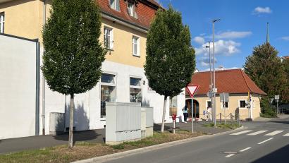 Bild: Stefanie Gradl
Aus den beiden Verteilerkästen der Telekom im Zentrum von Vilseck soll künftig die Versorgung des Marktplatzes und der Vorstadt mit Glasfaser erfolgen.