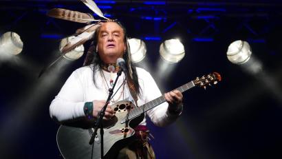 Bild:  Ingo Latteyer/exb
Willy Michl, der Isar-Indianer, spielt in Regensburg.