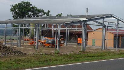 Bild: Houschka
Die Neugestaltung des Bauhofs mit einer Investition von 1,7 Millionen Euro ist das gegenwärtig größte Bauvorhaben der Gemeinde Fensterbach. Momentan wird auf dem Gelände östlich von Knölling eine Fahrzeughalle errichtet.