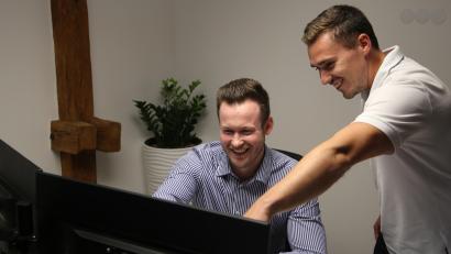 Bild: Sebastian Böhm
Gute Stimmung im Büro der Steuerkanzlei Hartlich: Kilian Röder (links) und Fabian Hartlich bekommen bald ein neues Firmengebäude.