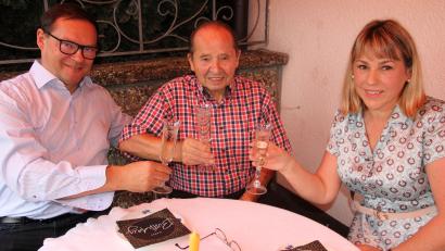 Bild: kro
Manfred Plattner (Mitte) feierte am Freitag seinen 90. Geburtstag. Dazu gratulierten ihm auch sein Sohn Holger und Schwiegertochter Anna.
