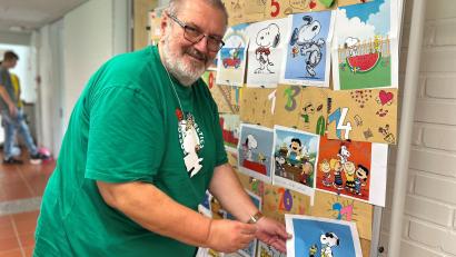 Bild: ck
Gerhard Steiner (67), Rektor der Zottbachtal-Schulen in Pleystein, geht in Pension. Als ausgewiesener Snoopy-Fan hat er zum Abschied von seinen Kollegen eine Art Kalender mit Bildern der berühmten Comicfigur bekommen.