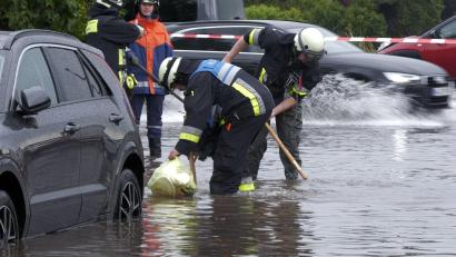 Bild: Bernd März/extremwetter.tv/dpa
Die Feuerwehr in Nürnberg wurde zu einer Vielzahl von Einsätzen gerufen.