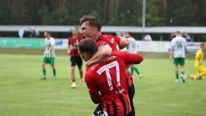 Bild: Dieter Jäschke
Nico Argauer (hinten) bejubelte seinen Treffer zum 3:0-Endstand mit Julian Kiener. Der SC Luhe-Wildenau feierte den ersten Heimsieg der Saison gegen den TSV Bad Abbach.