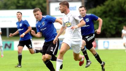 Bild: Herrmann
Marcel Müller (am Ball), einer der Torschützen der SpVgg Landshut, hat im Laufduell gegen die Etzenrichter Max und Jannik Herrmann die Nase vorne.