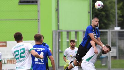 Bild: G. Büttner
Der Kopfballversuch des Weidener Stürmers Jahi Sylejmani missglückt: Die SpVgg SV Weiden verlor am Freitagabend ihr erstes Saisonheimspiel gegen den TSV Neudrossenfeld mit 0:1.