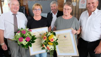 Bild: do
Brigitte Dromann (2. von links) und Sieglinde Danzer (2. von rechts) wurden zu Ehrenmitgliedern befördert. Die Ernennungsurkunden überreichten Präsident Erwin Dromann (links), 3. Vorstand Hermann Förster (Bildmitte) und 2. Vorsitzender Fritz Gradl.
