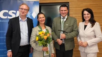 Bild: Hirsch
Blumen für Ehefrau Sina Just und symbolisch einen Hammer für Landrat Thomas Ebeling: CSU-Kreisvorsitzender Alexander Flierl (links) und seine Stellvertreterin Martina Englhardt-Kopf (rechts) gratulierten zum eindrucksvollen Delegiertenvotum.