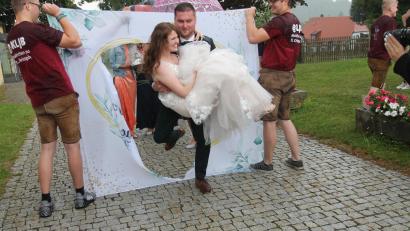 Bild: pi
Maximilian Zetzl trägt seine Verena schon jetzt auf Händen. Viele Vereine standen am Samstag bei der Hochzeit Spalier.