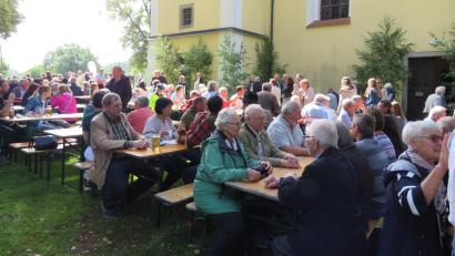 Bild: adj
Auf der Wiese neben der Mutter-Anna-Kirche lässt es sich gut feiern.