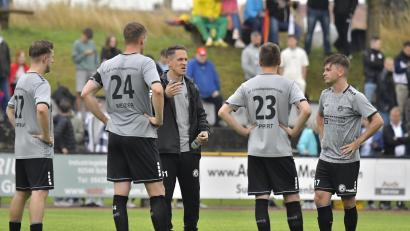 Bild: Hubert Ziegler
Trainer Sven Seitz (Mitte) muss seine Sportfreunde Ursulapoppenricht nach dem 1:7-Debakel beim SV Hahnbach schnell wieder aufrichten.