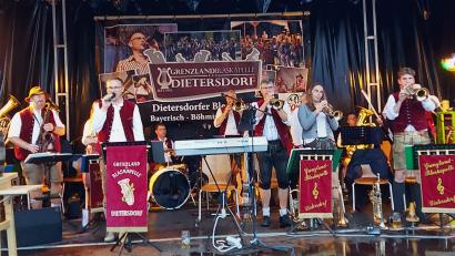 Bild: lg
Die Grenzland-Blaskapelle Dietersdorf bei ihrer beeindruckenden Performance mit Polka, Marsch und Walzer.