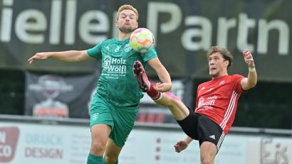 Bild: Hubert Ziegler
Hohes Bein von David Weber (rechts) von der DJK Ursensollen an Daniel Wein (links/1. FC Rieden). Die Riedener bezwangen den Aufsteiger zum Saisonstart mit 2:0.