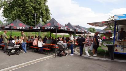 Bild: bkr
Gegen alle Unbilden des Wetters war die Gemeinde beim 25. Bürgerfest gerüstet. Ob im Bürgersaal oder im Freien unter den Pavillons, es war ein gelungenes Fest für Groß und Klein.