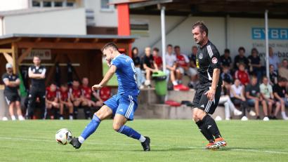 Bild: Dieter Jäschke
Dem Kirchenthumbacher Fabian Fuhrich (rechts) bleibt nur die Zuschauerrolle, als Adam Like vom TSV Eslarn zum Torschuss kommt. Die Eslarner gewannen zum Saisonauftakt der Kreisliga Nord mit 5:2 und sind erster Tabellenführer.