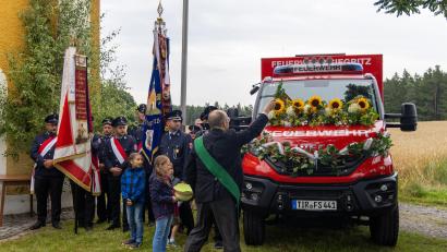 Bild: Roland Wellenhoefer
Diakon Martin Schraml segnete das neue Einsatzfahrzeug der Feuerwehr Siegritz – das Weihwasser kam dabei stilgerecht aus einem Feuerwehrhelm.