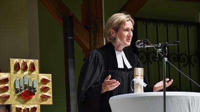 Bild: ubb
Pfarrerin Dr. Stefanie Schön hielt ihre letzte Predigt auf der Terrasse des OWV-Heimes Tirschenreuth bei einem Open-Air-Gottesdienst.