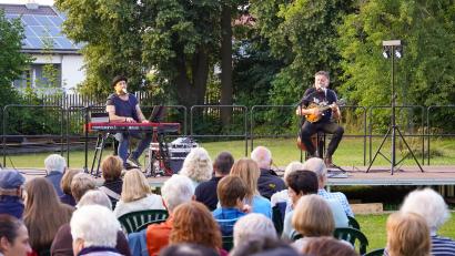 Bild: Karlheinz Budnik
Das Duo "Italiano" begeisterte die Besucher im Pfarrgarten bei der Serenade.