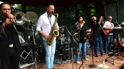 Bild: Kunz
Die King-Size Combo steht für mitreißende Musik und eine leidenschaftlicher Performance bei jeder Wetterlage.