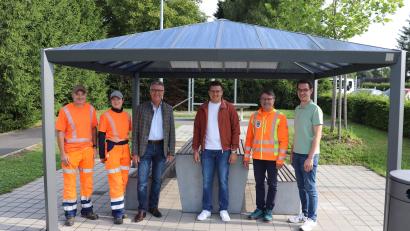 Bild: Nico Wiesend, Stadt Tirschenreuth
Sebastian Rosnitschek (von rechts), Reinhard Legat, Lukas Üblacker, Franz Stahl, Lena Hottner und Karl Bayreuther freuen sich über den neuen Pavillon.