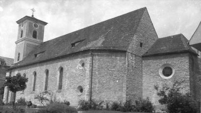 Bild: Archiv Markt Schmidmühlen
Eine Fotoausstellung in Schmidmühlen zeigt, wie sich das Ortsbild verändert hat. Zum Beispiel im Zentrum, rund um die Pfarrkirche St. Ägidius. Wie hier auf einer Aufnahme aus den 1970er Jahren.