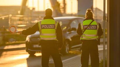 Symbolbild: Patrick Pleul/dpa
Achtung Kontrolle: Die Bundespolizei schaut jetzt an den Außengrenzen öfter genau hin.