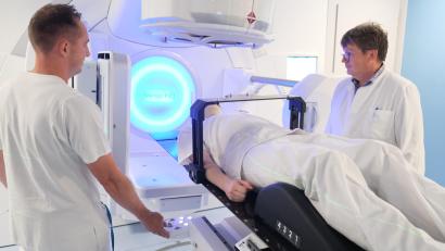Bild: Klinikum Amberg/Dietl
Der erste von zwei Linearbeschleunigern ist in Betrieb genommen worden. MTRA-Leitung Marcel Golle und leitender Medizinphysiker, Dr. Richard Lösch, übernehmen die letzte Prüfung.