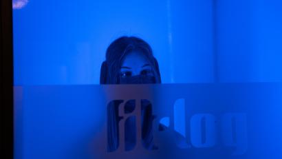 Bild: Franka Eichl
Unsere Reporterin steht beim eisigen Sauna-Test in der Kältekammer.