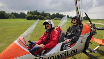 Bild: kro
Pilot Anton Moll (links) und der 16-jährige Tim Funk kurz vor dem Start mit einem Gyrokopter.