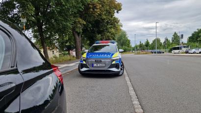 Bild: Tobias Gräf
Am "E-Kennzeichen" ist zu erkennen: Dieser Streifenwagen ist elektrisch unterwegs. Knapp drei Monate lang testeten Sulzbach-Rosenberger Polizisten den Stromer im Dienstalltag – hier bei einer Verkehrskontrolle.